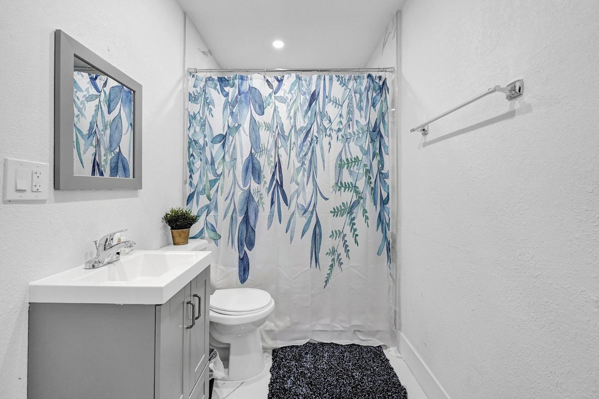 Apartment Newly Renovated/near Sunny Isles Beach/fre-parking *