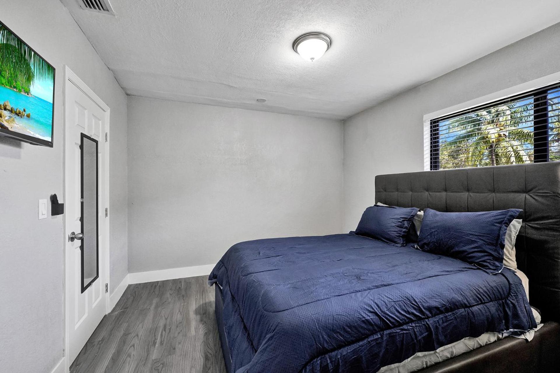 Apartment Newly Renovated/near Sunny Isles Beach/fre-parking North Miami Beach
